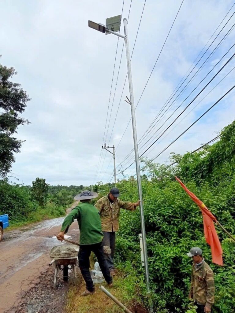 lap dat den nang luong mat troi duong vao vuon sauy rieng chu hieu